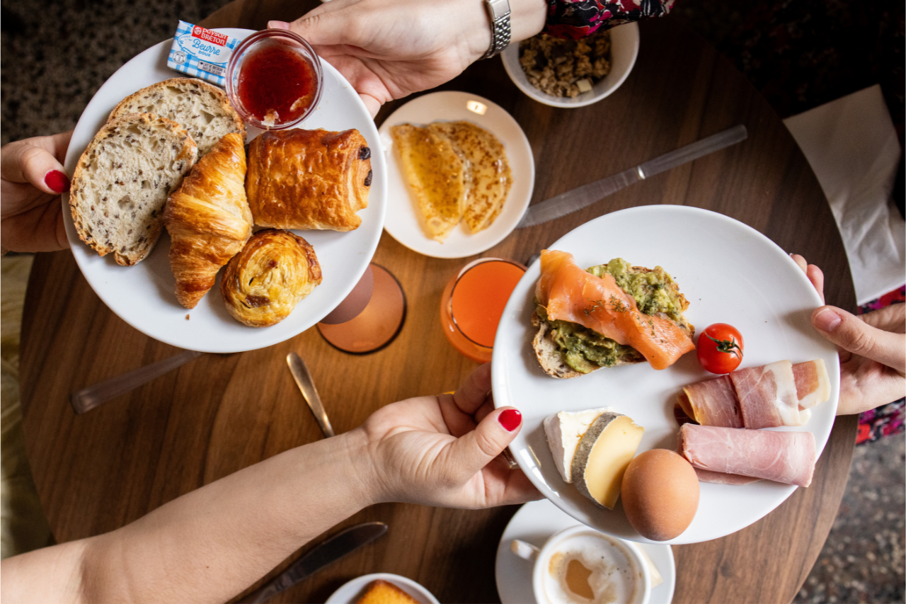 Table sucré et salé du petit déjeuner au Relais de Poste de Arles dans la salle climatisée